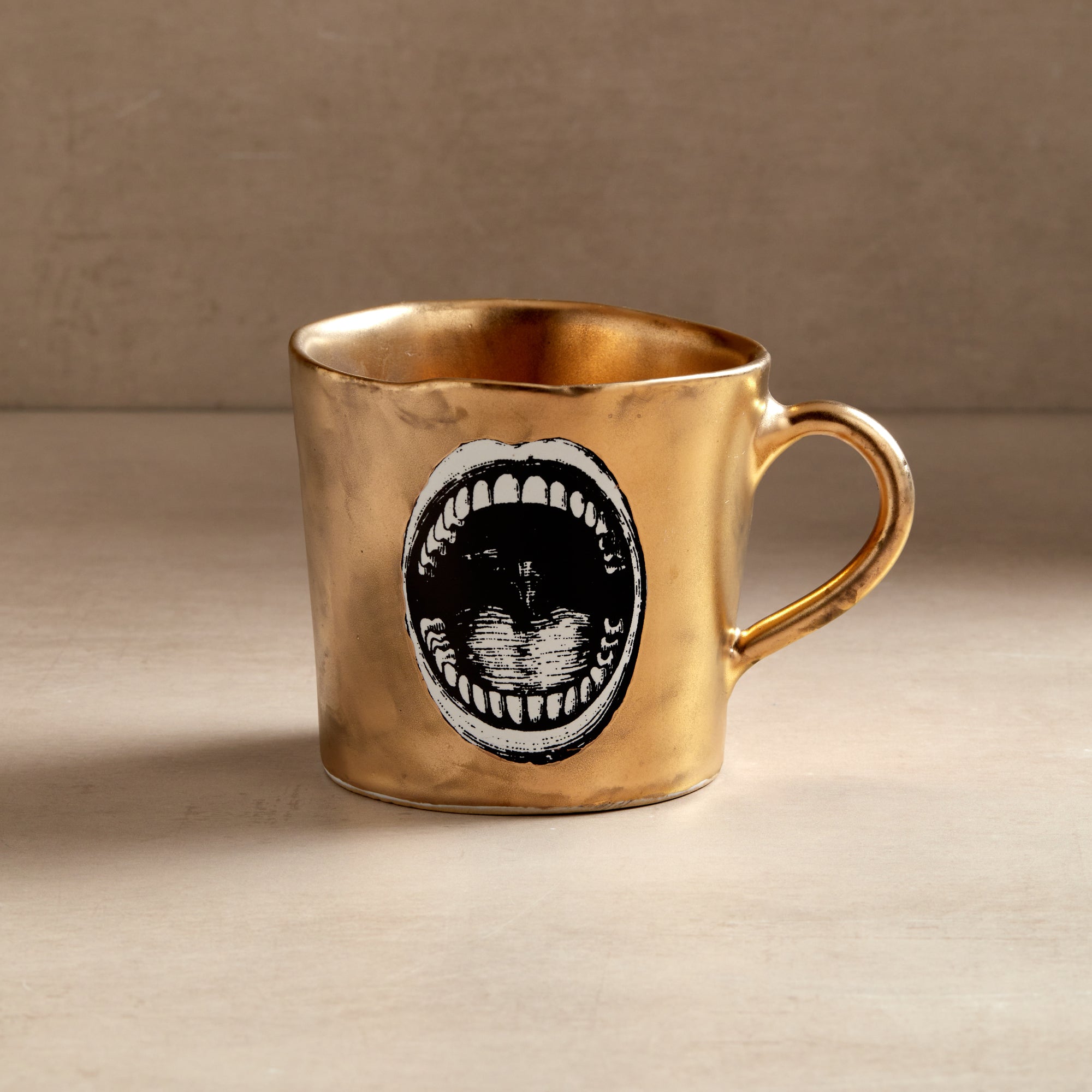 KUHN KERAMIK BIG MATTE GOLD COFFEE CUP- MOUTH